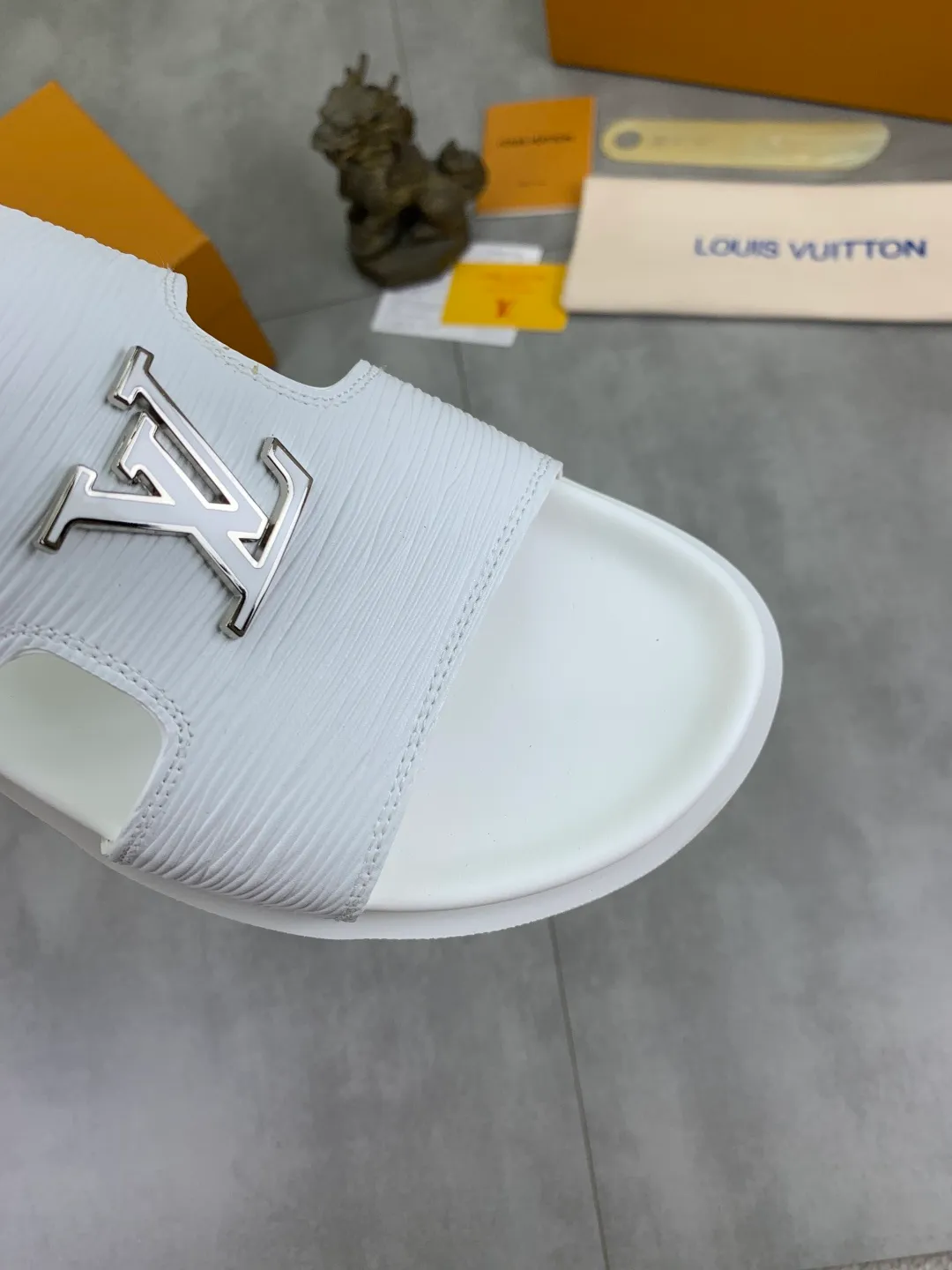 Men's shoes 💰P300💰【New style】🆘 Original quality 【LOUIS VUITTON】The popular Louis Vuitton LV men's slippers on the official website are on sale simultaneously! Original fabric imported from Italy, original factory special supply, code number: 38-44 (45 customized), many colors available